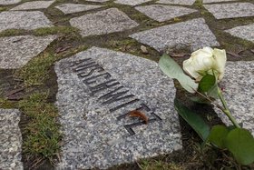 Gedenkstein "Auschwitz" am Mahnmal der Ermordeten Sinti und Roma in Berlin